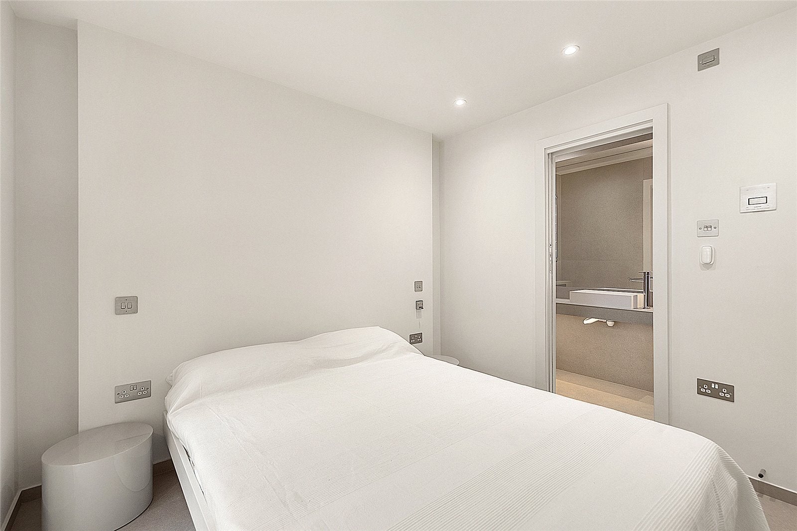Flat Chepstow Road in City of Westminster