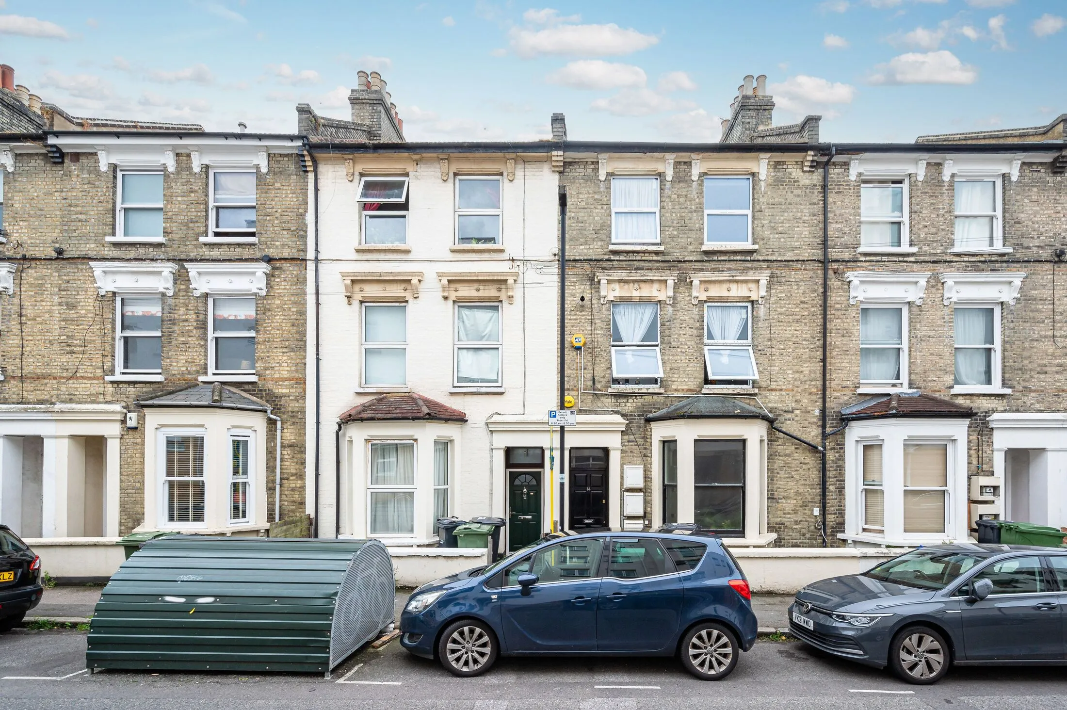 Flat Sulina Road in Greater London