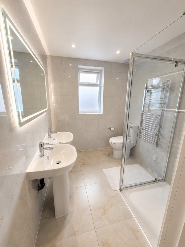 Room Lonsdale Avenue in Greater London