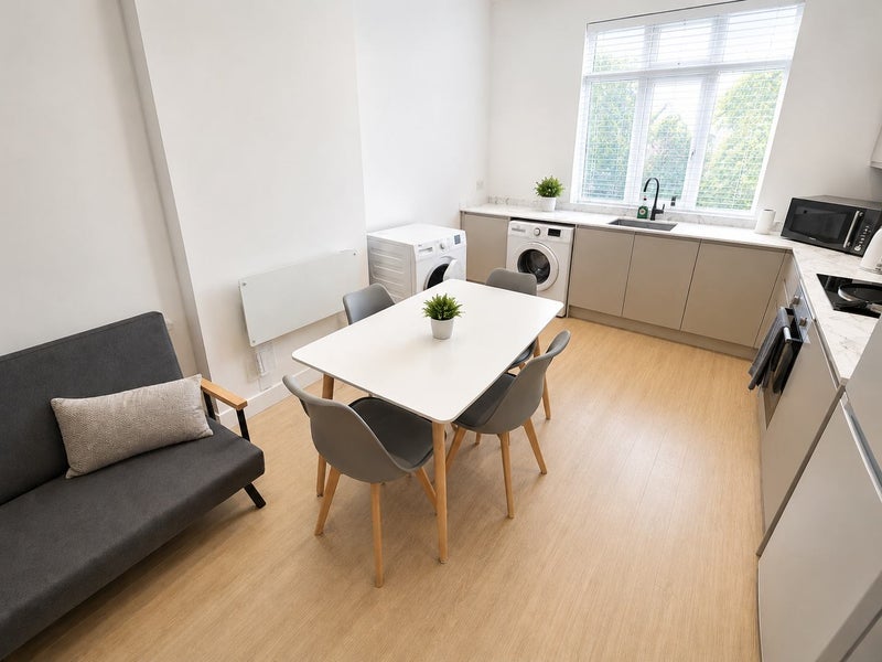 Room Lonsdale Avenue in Greater London