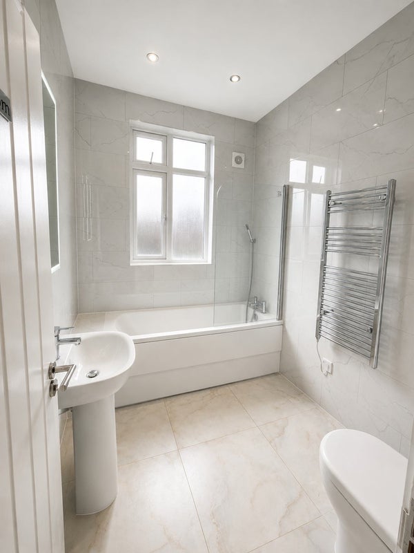 Room Lonsdale Avenue in Greater London
