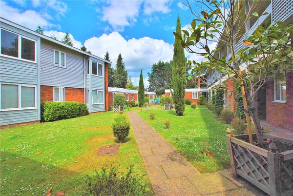 Flat Cross Lanes in Guildford