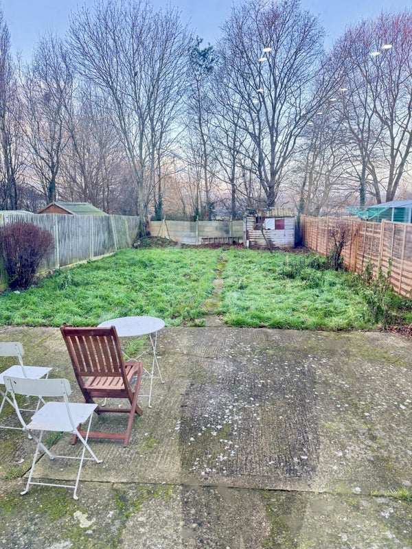 Room Hawthorn Avenue in Greater London