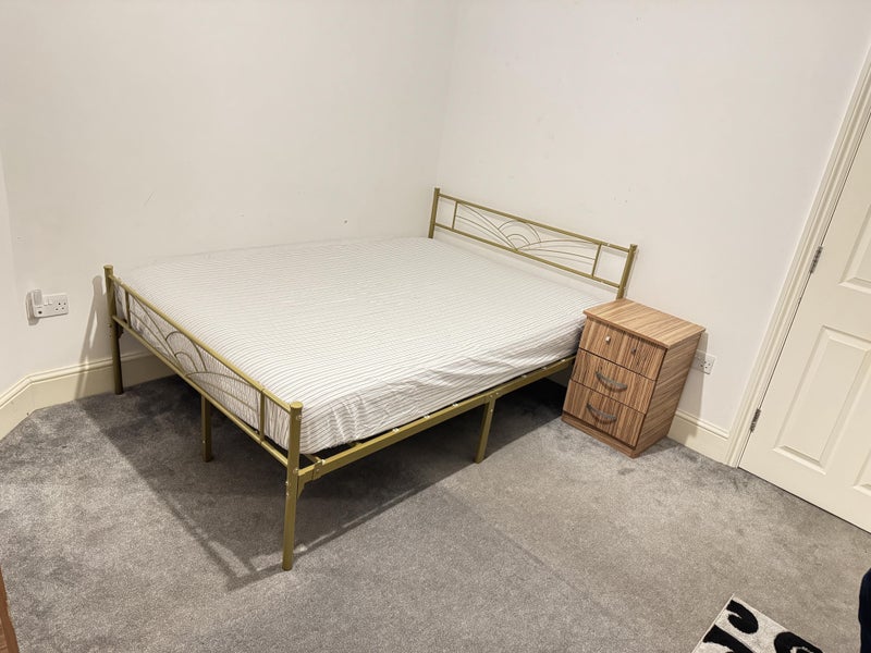 Room Hawthorn Avenue in Greater London