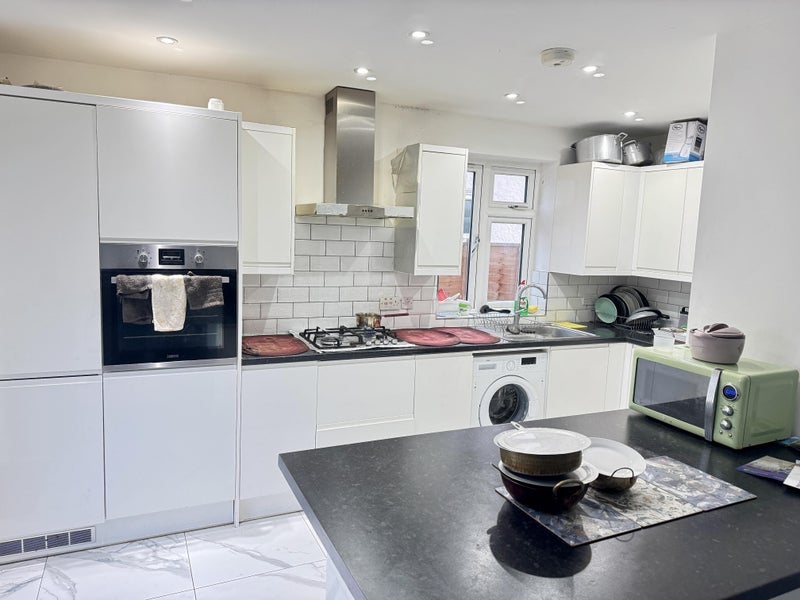 Room Hawthorn Avenue in Greater London
