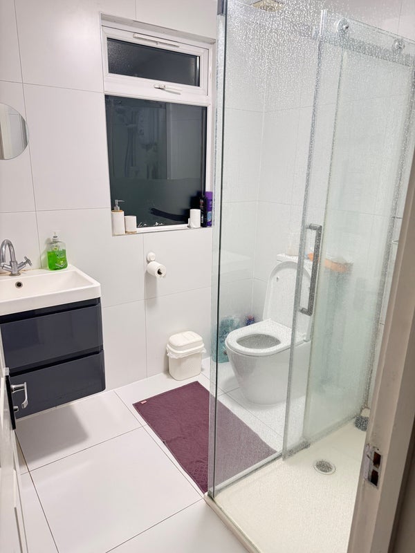 Room Hawthorn Avenue in Greater London