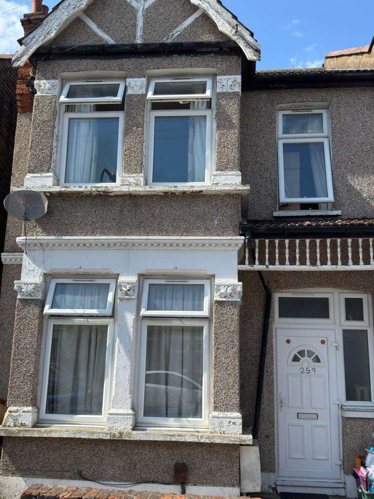 House Mortlake Road in Greater London