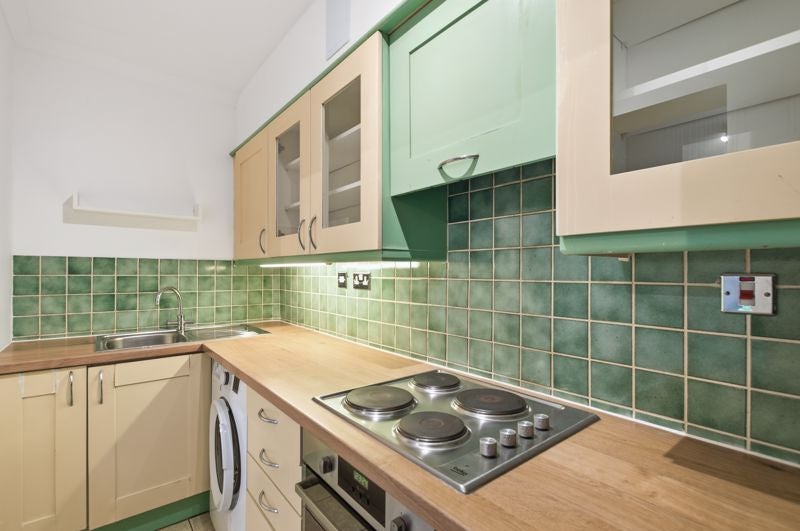 Flat Crossfield Road in Greater London