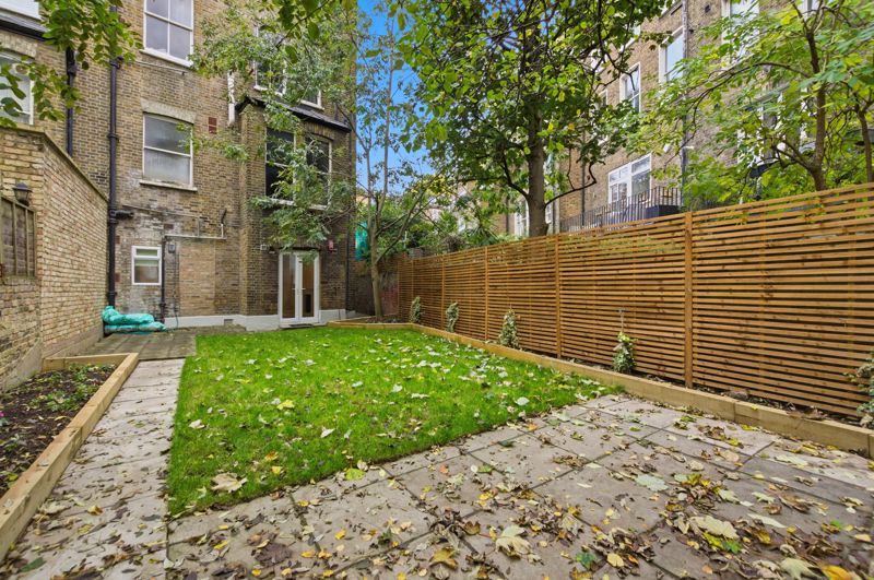 Flat Crossfield Road in Greater London