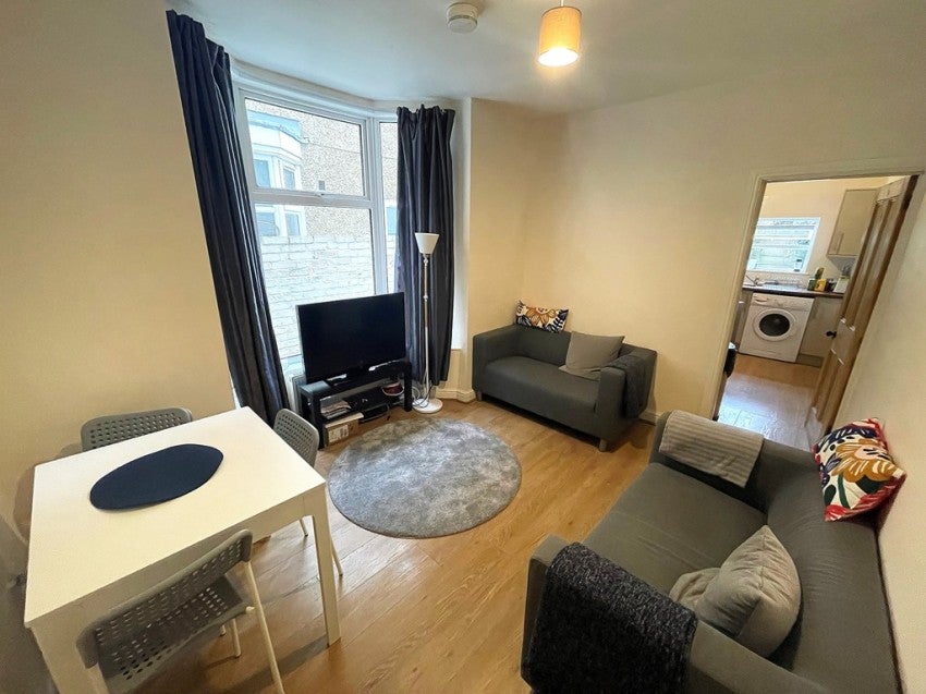 Flat Walmer Road in Portsmouth