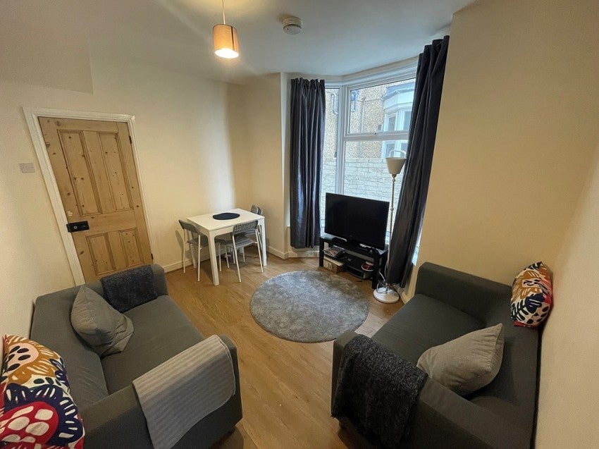 Flat Walmer Road in Portsmouth