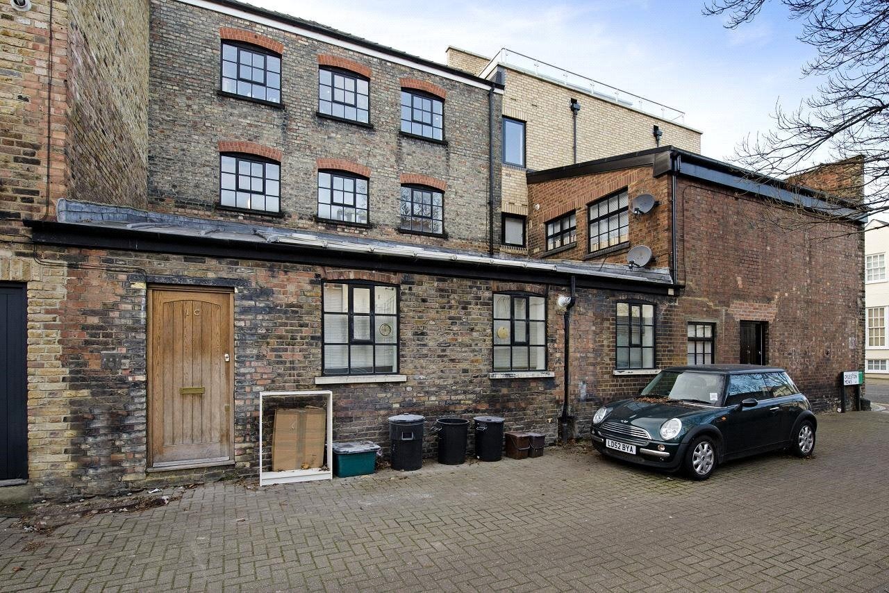 Flat Orleston Mews in Greater London