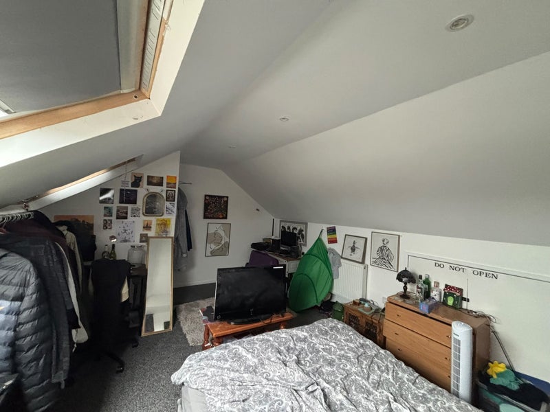Room Hillside Road in Bristol