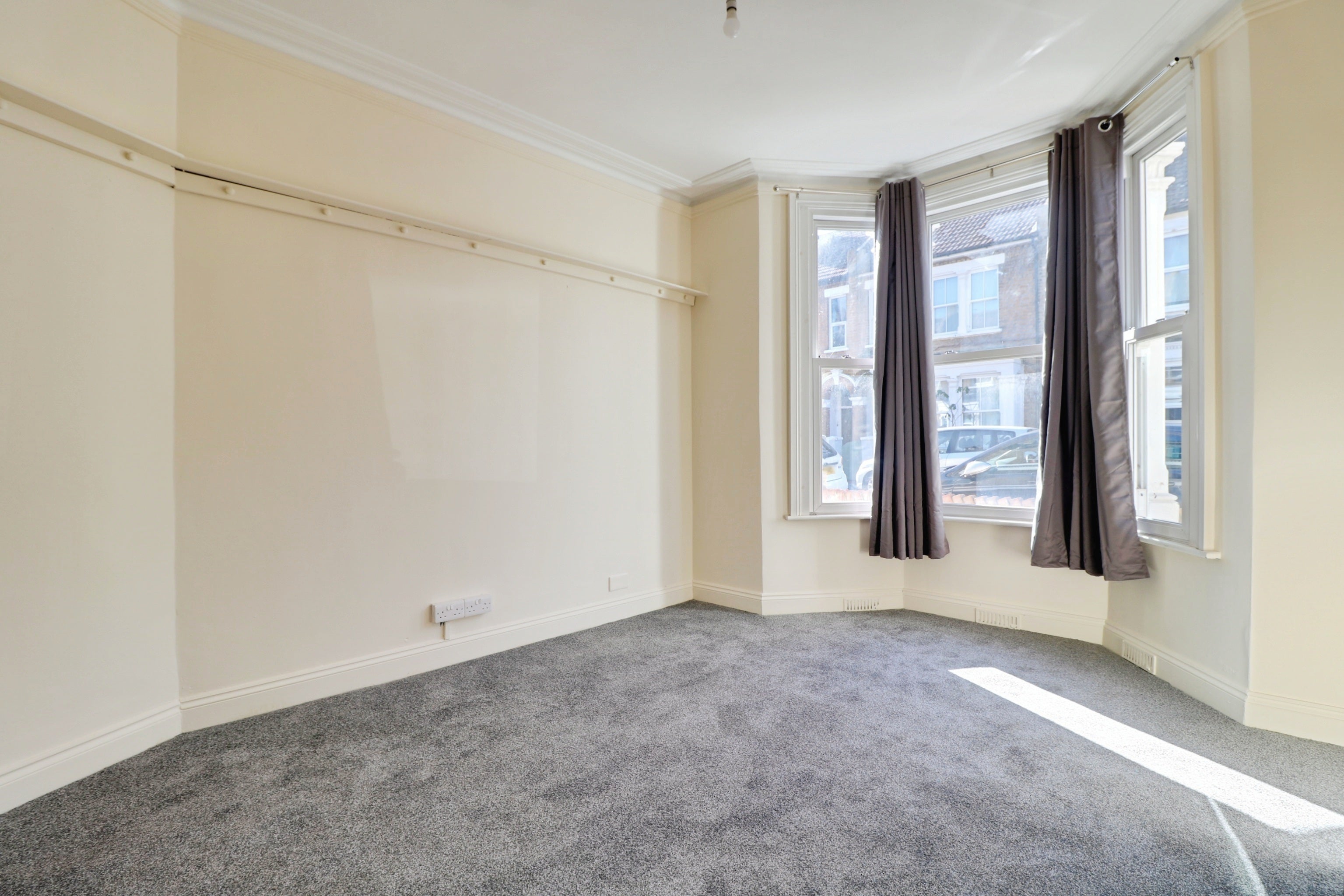 Flat Nevendon Road in Wickford