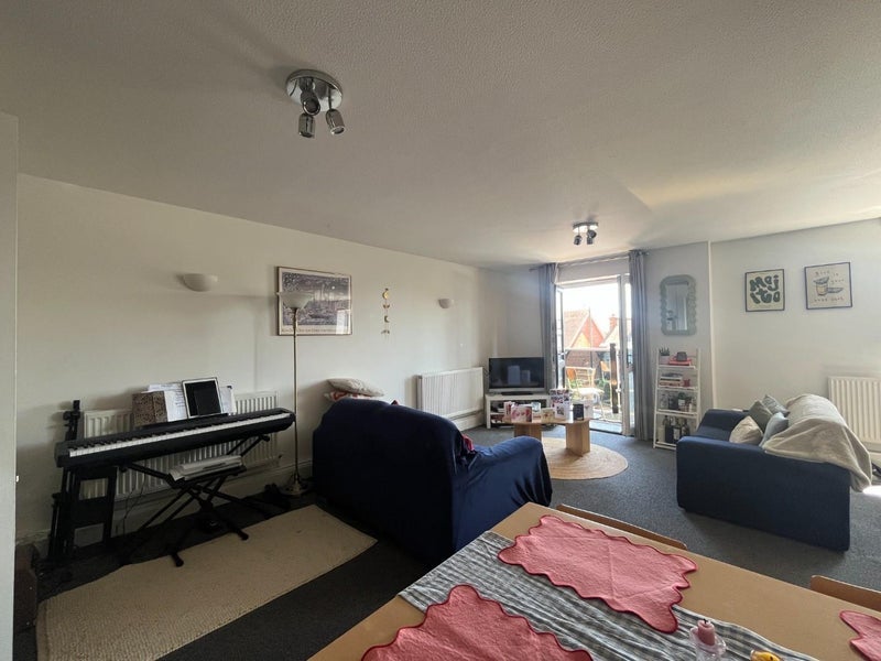 Room Worple Road in Greater London