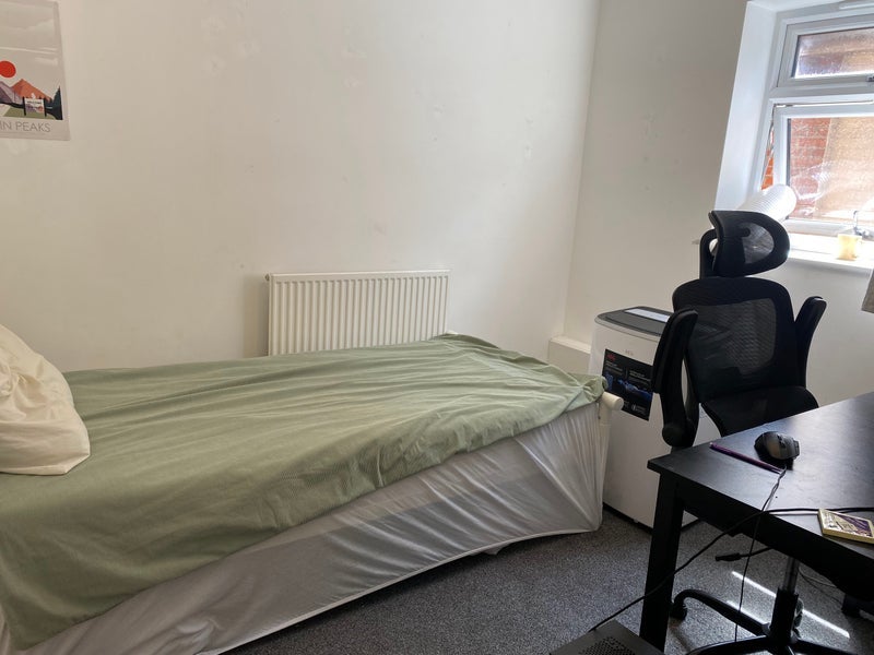 Room Worple Road in Greater London