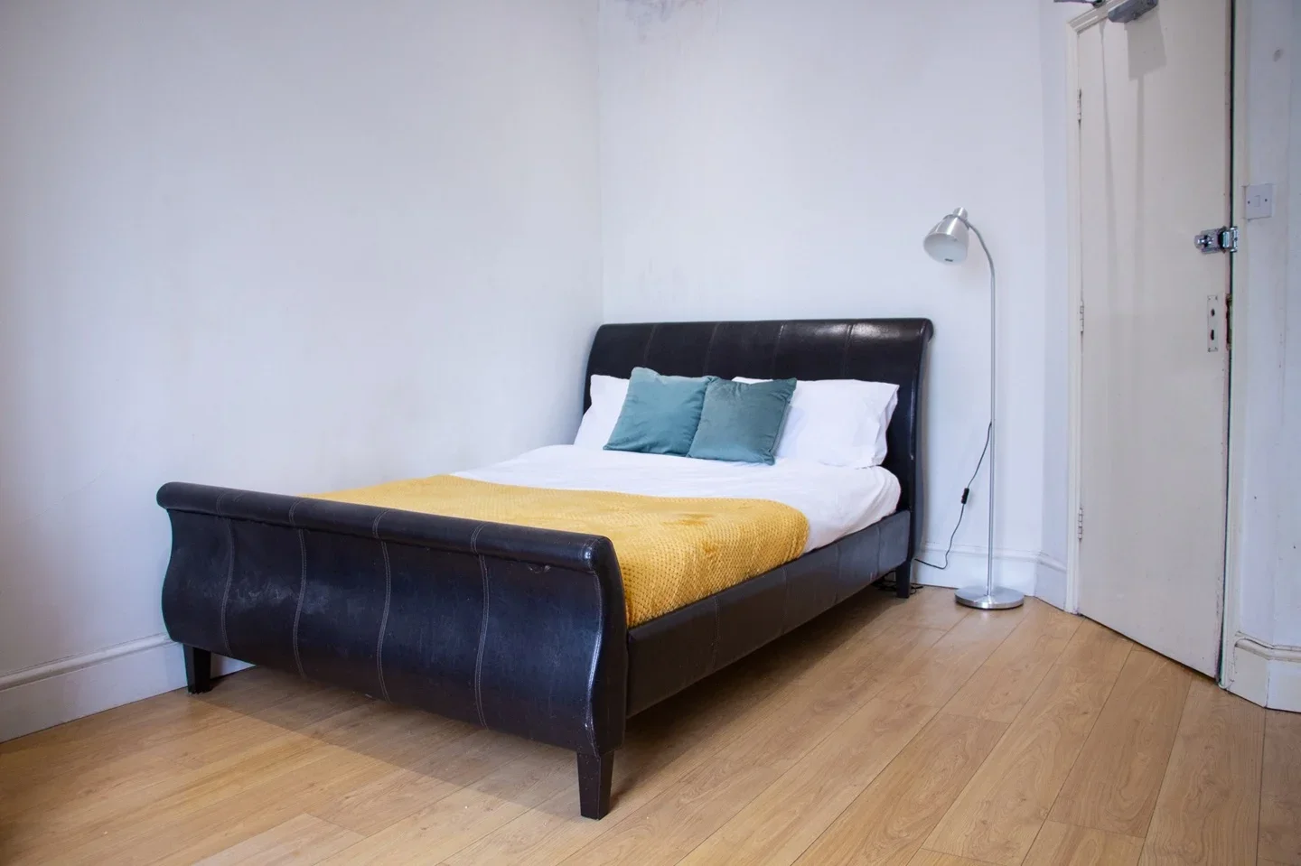 Room Clarendon Gardens in Greater London