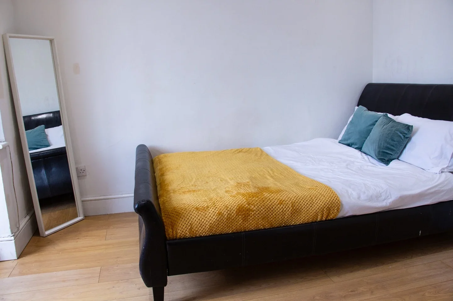 Room Clarendon Gardens in Greater London