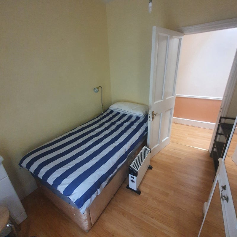 Room Kingscourt Road in Greater London