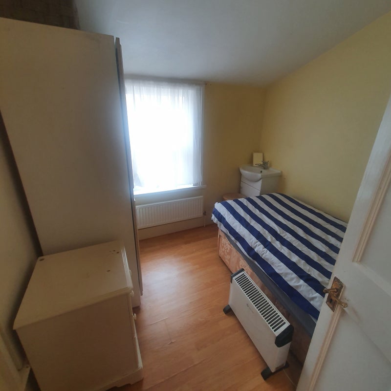 Room Kingscourt Road in Greater London