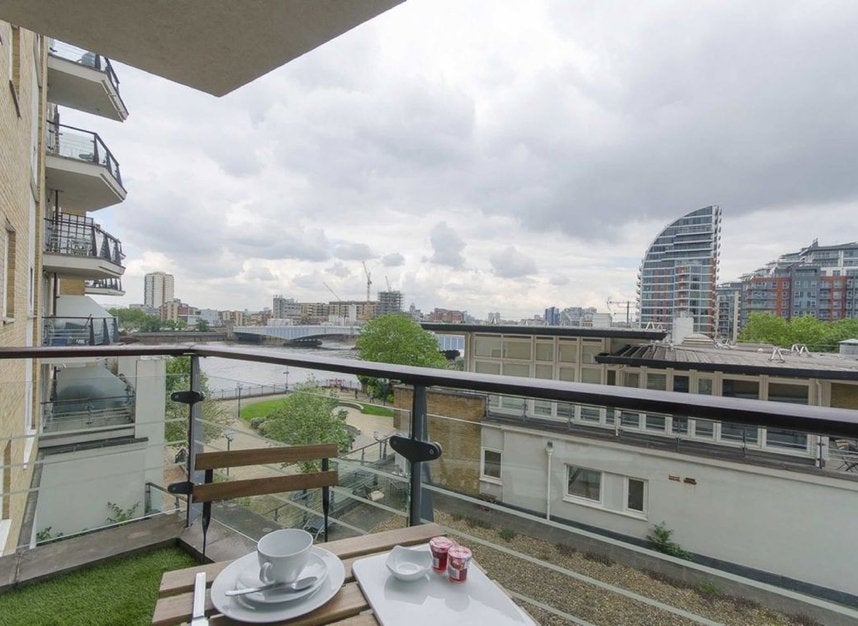 Flat Smugglers Way in Greater London