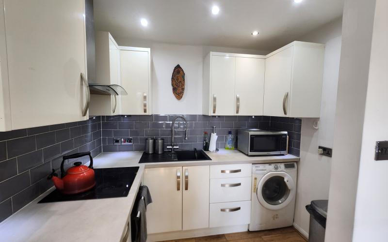 Flat Rochfords Gardens in Slough