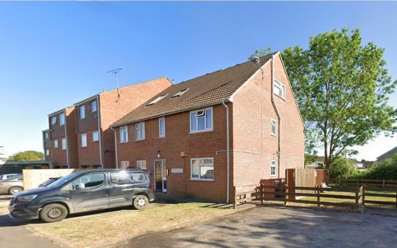 Flat Rochfords Gardens in Slough