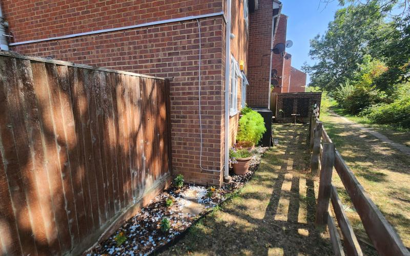 Flat Rochfords Gardens in Slough