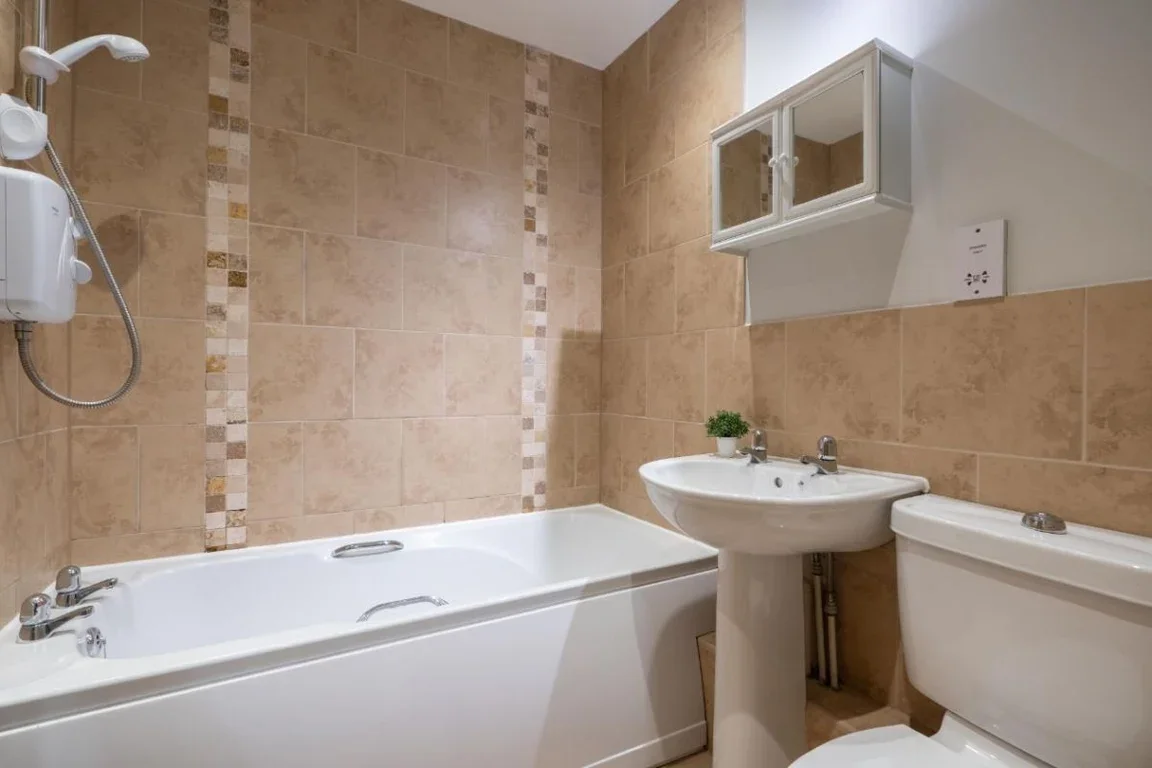 Flat Jesmond Road in Newcastle upon Tyne