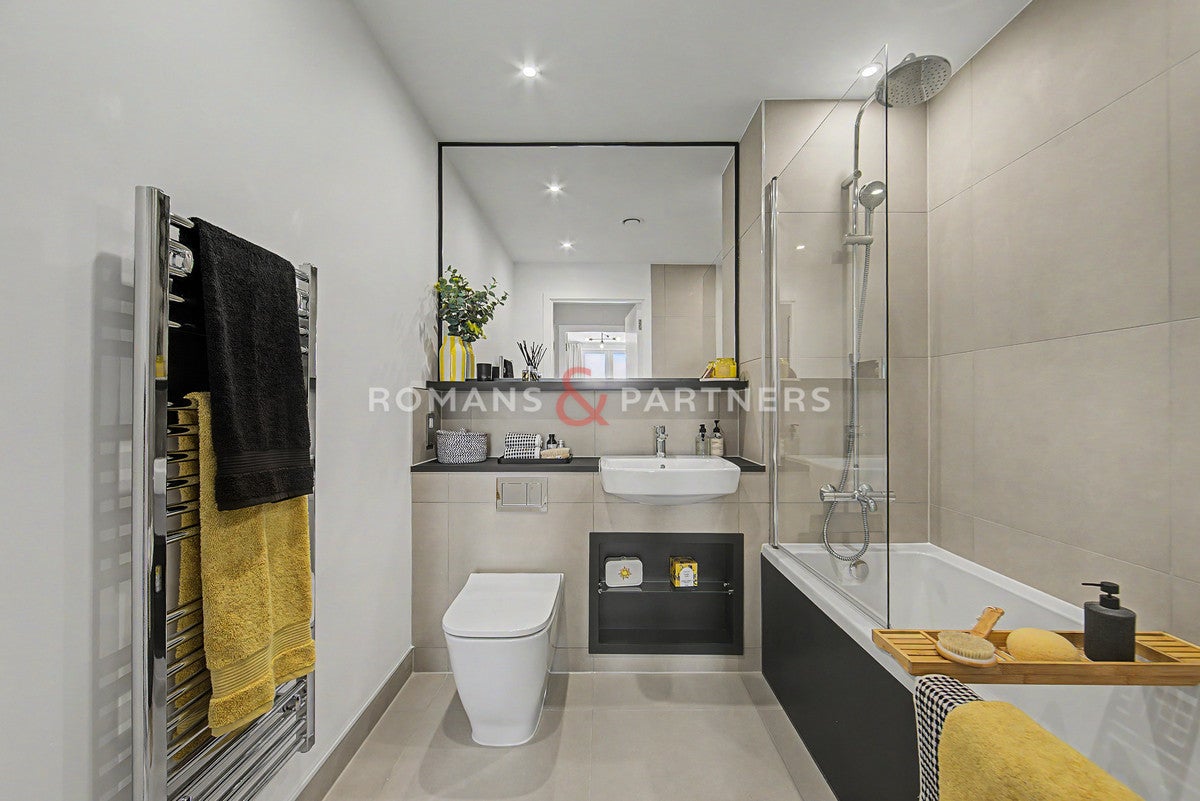 Flat Chequers Lane in Greater London