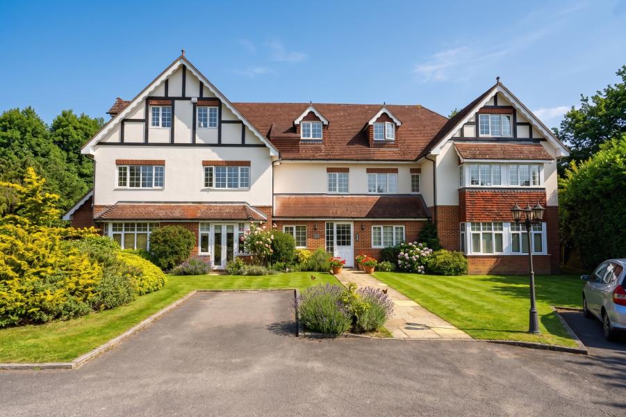 Flat Lych Way in Woking