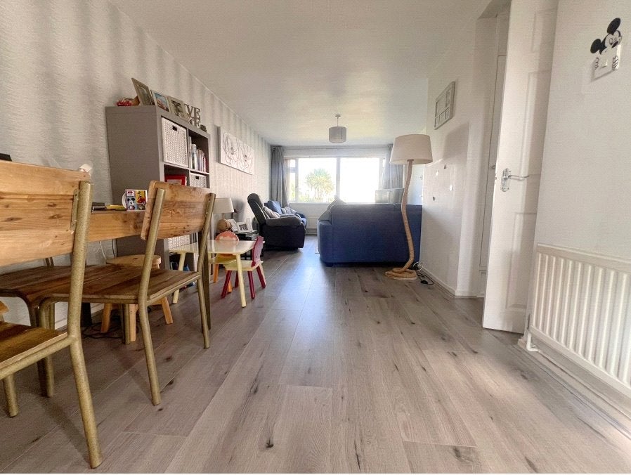 House Carmarthen Close in Rushmoor