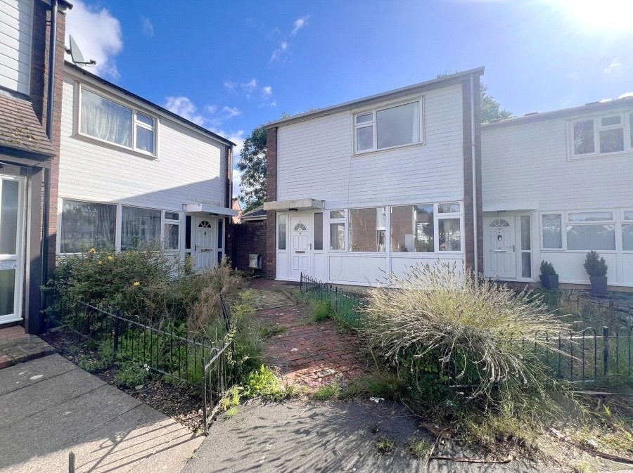House Carmarthen Close in Rushmoor