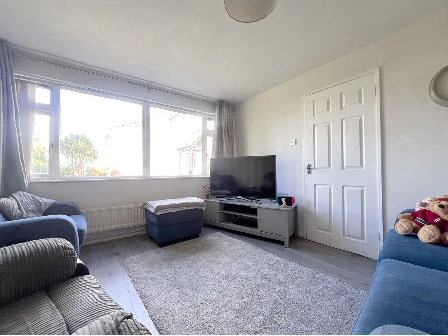 House Carmarthen Close in Rushmoor