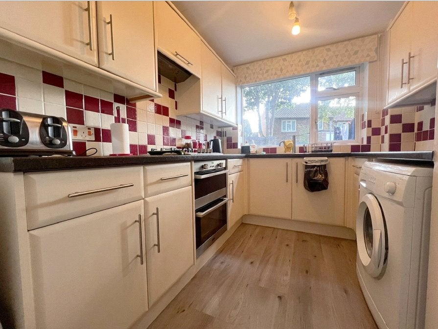 House Carmarthen Close in Rushmoor