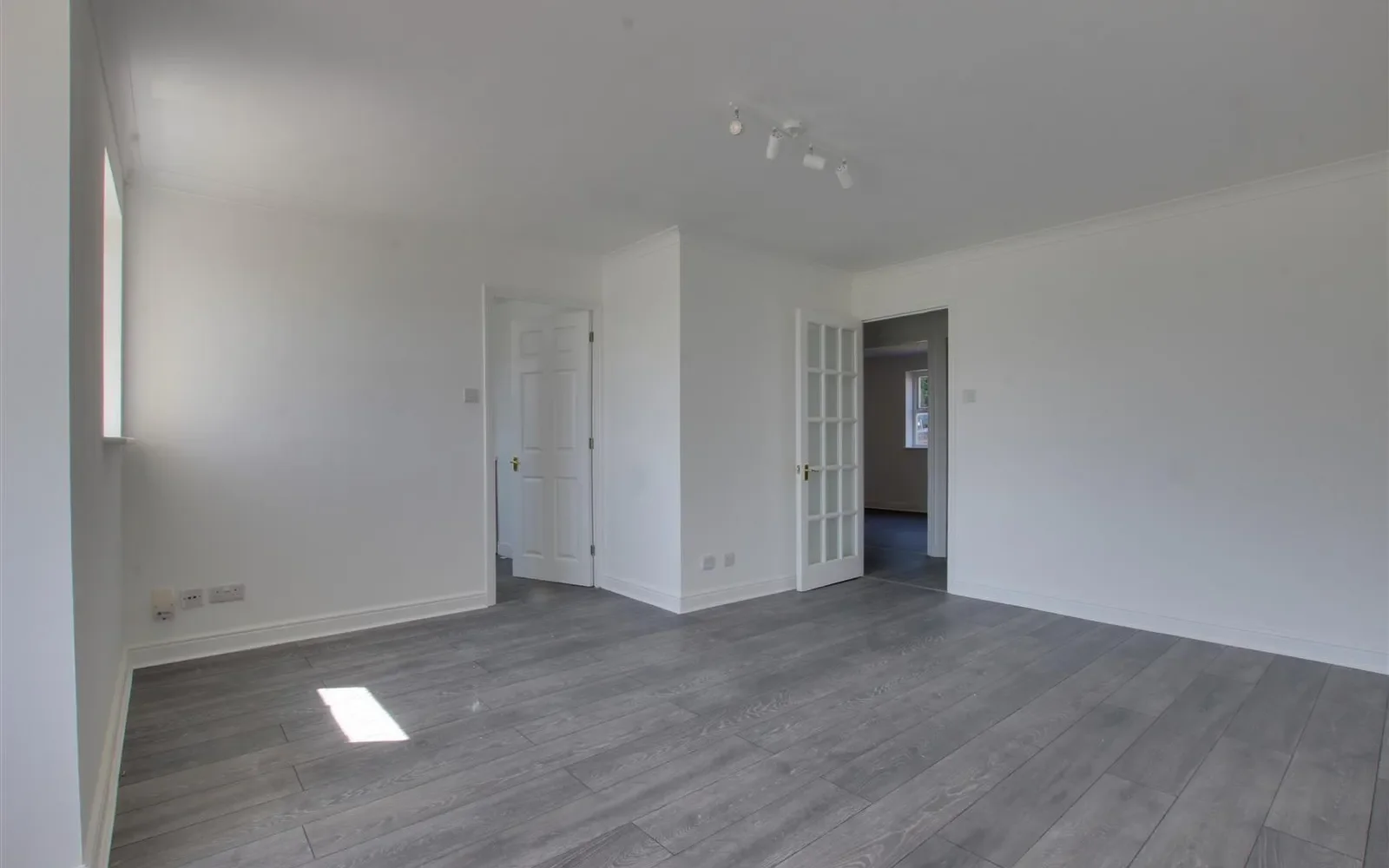 Flat Kirkland Drive in Greater London