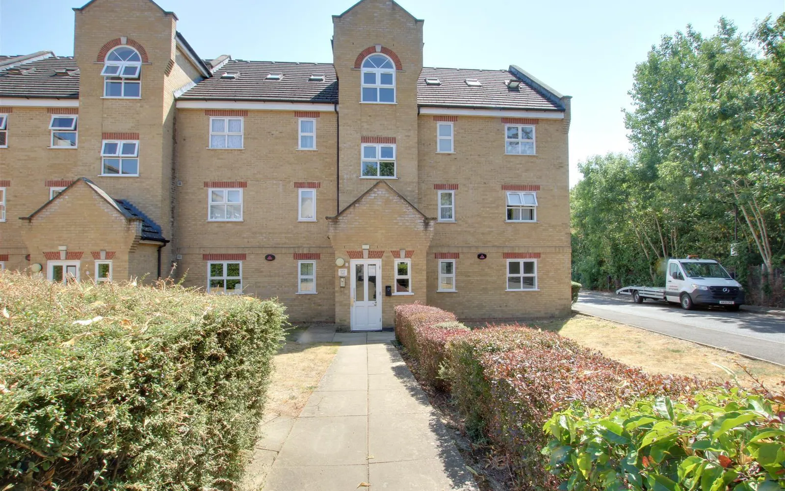 Flat Kirkland Drive in Greater London