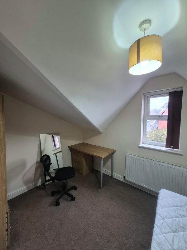 Room Burley Lodge Road in Leeds
