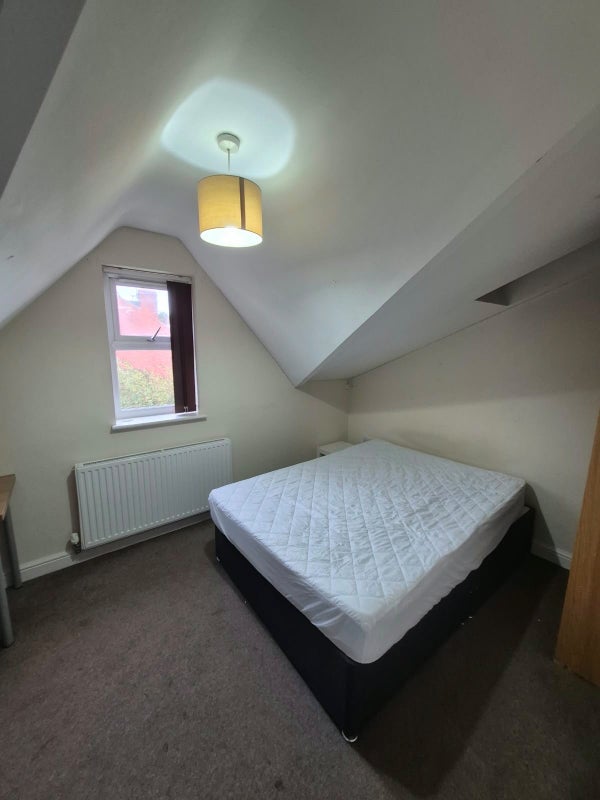 Room Burley Lodge Road in Leeds