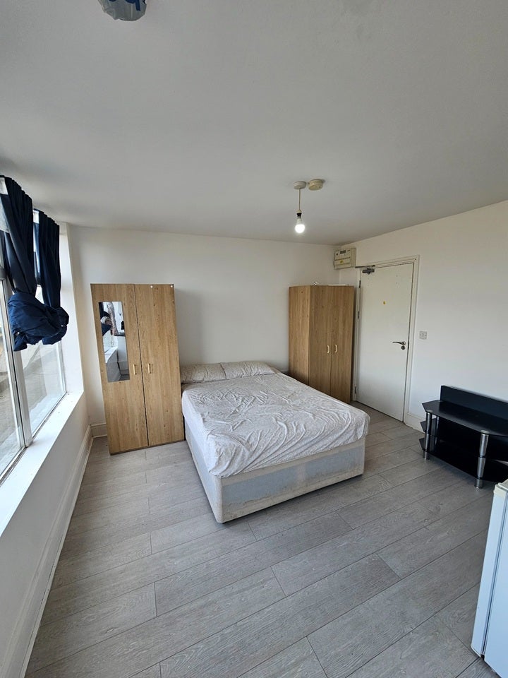 Flat Willow Lane in Greater London