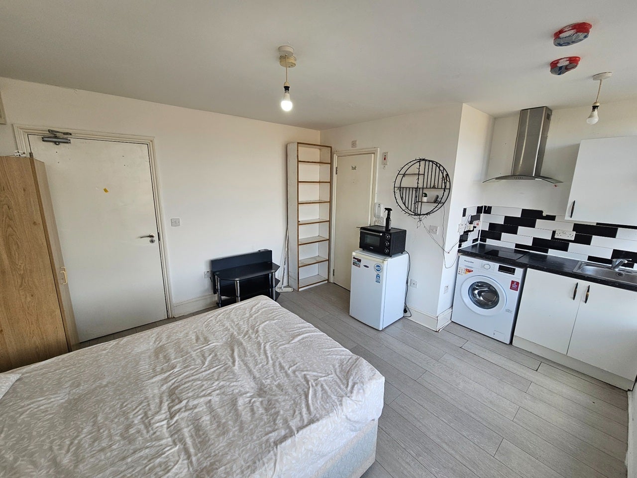 Flat Willow Lane in Greater London