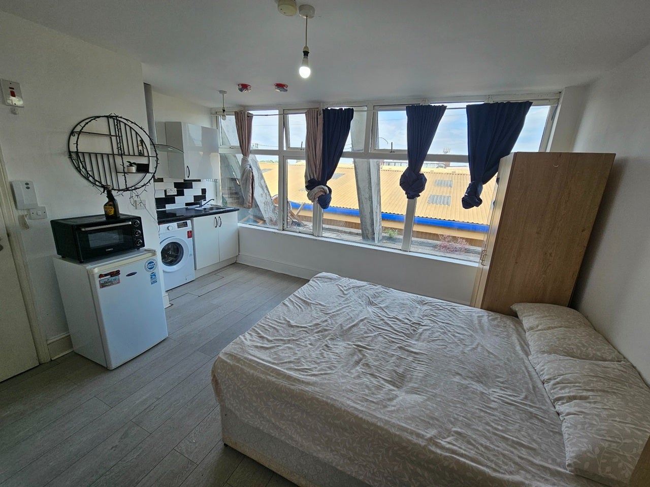 Flat Willow Lane in Greater London