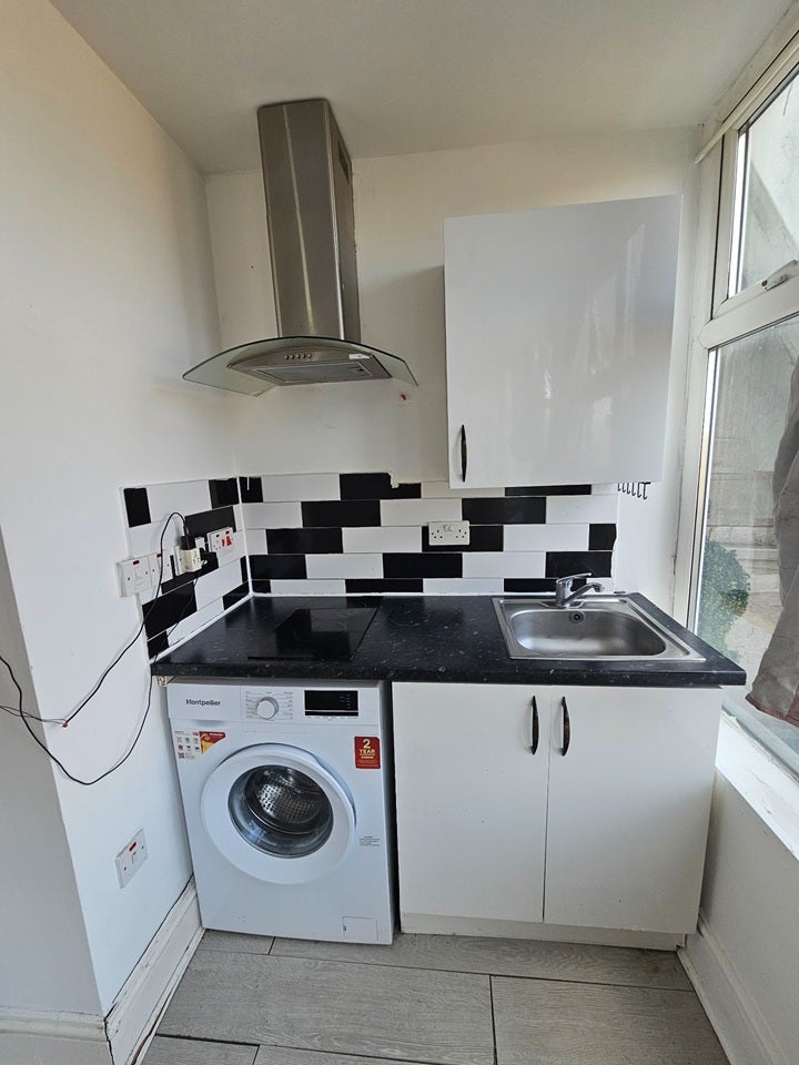 Flat Willow Lane in Greater London