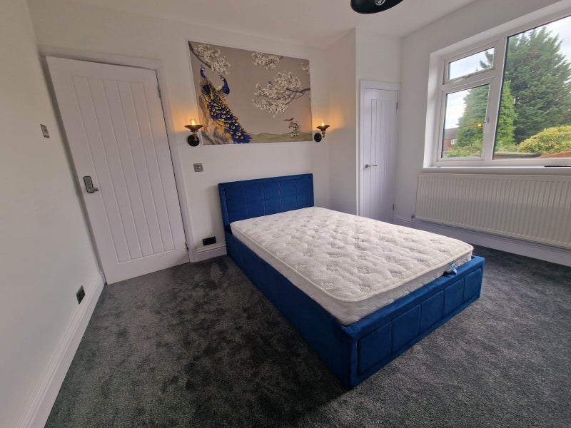 Room Tudor Close in Greater London