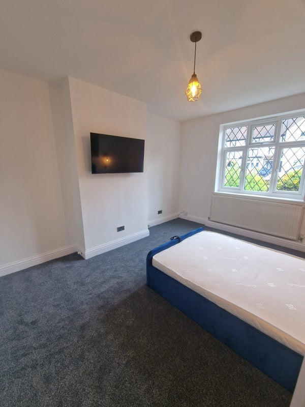 Room Tudor Close in Greater London