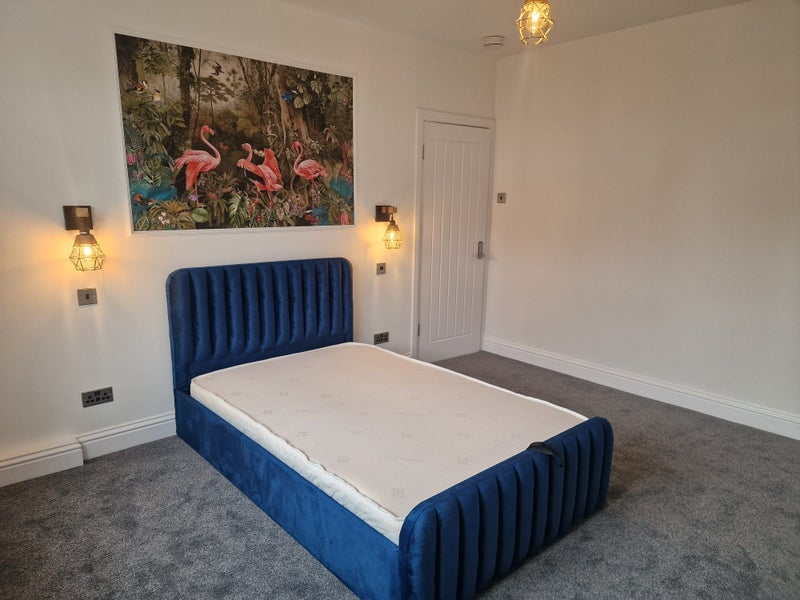 Room Tudor Close in Greater London