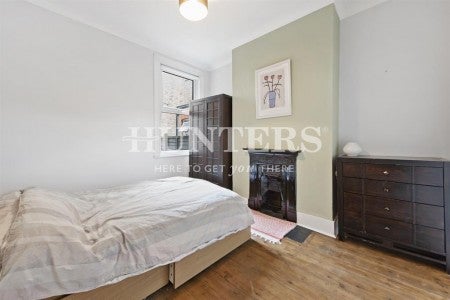 Flat Squires Lane in Greater London