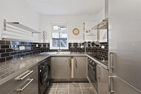 Flat Squires Lane in Greater London