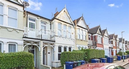 Flat Squires Lane in Greater London