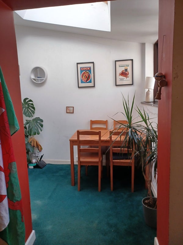 Room Adamsdown Square in Cardiff